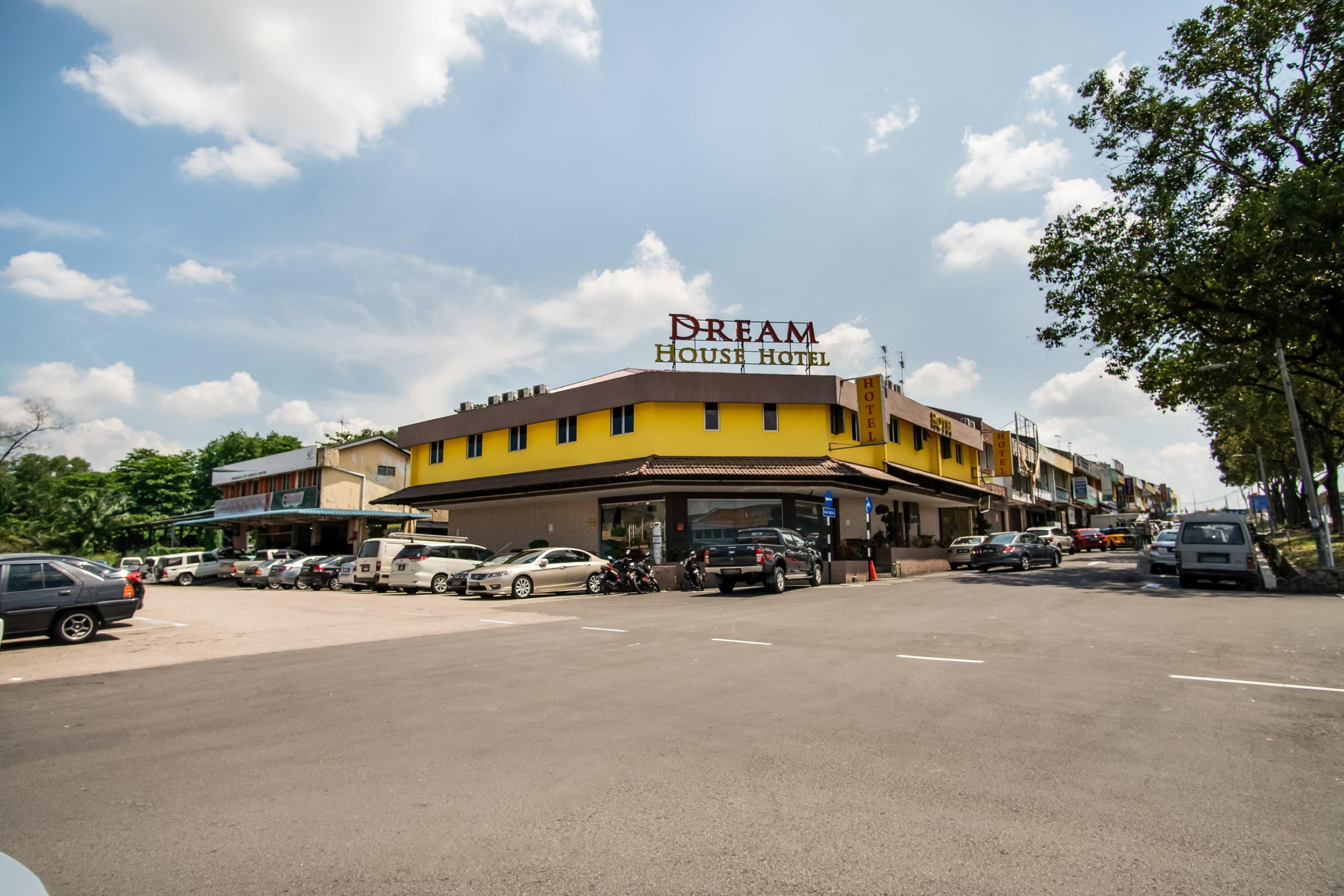 Oyo 89480 Dream House Hotel Skudai Exterior photo