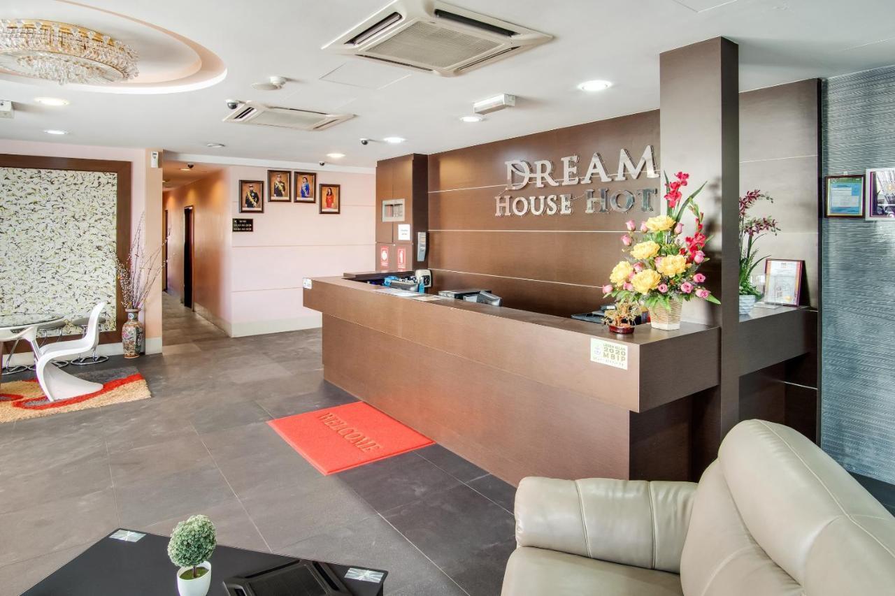 Oyo 89480 Dream House Hotel Skudai Exterior photo